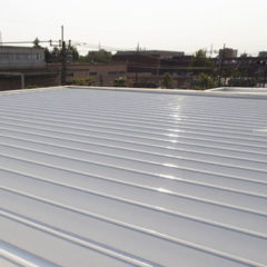 「工場や倉庫の屋根に多い折板屋根（折半屋根）の塗替えのタイミングを教えてください！」サムネイル